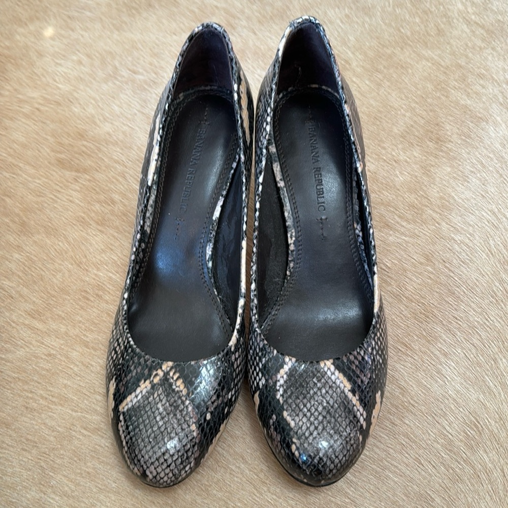 Banana Republic - grey multi pumps